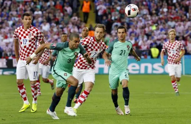 克罗地亚足球队在欧洲杯的最佳表现：一路走向八强的荣耀之旅